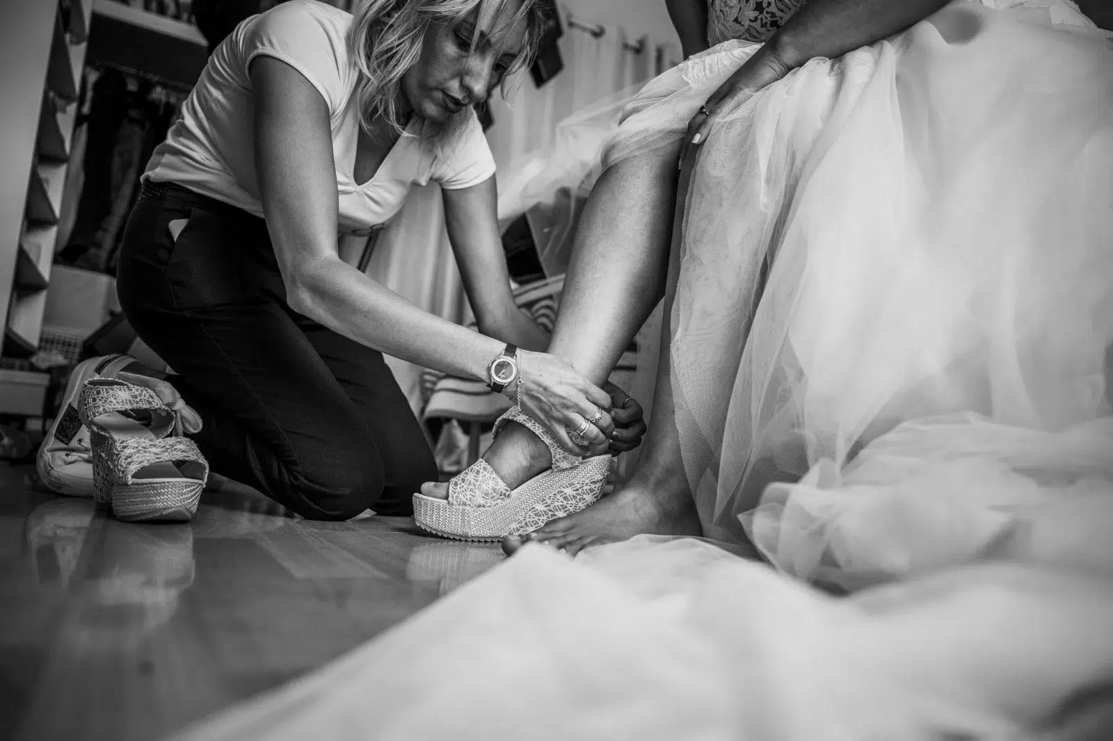 Vanessa Dos Santos, wedding planner Île-de-France, aide la mariée à mettre ses chaussures