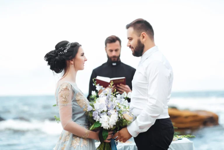 couple-maries-a-la-plage-avec-pretre