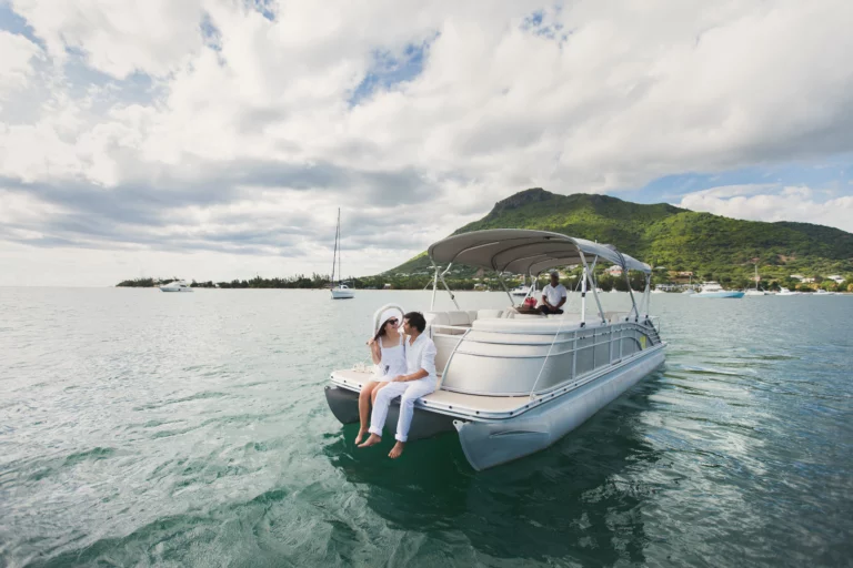 couple de mariés sur un bateau à l'île Maurice