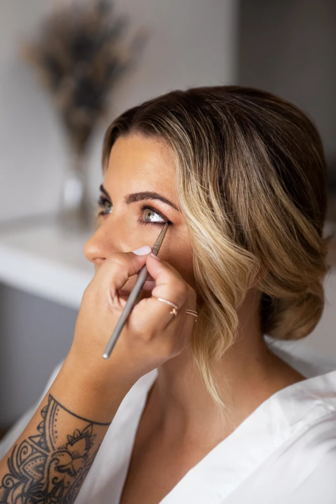 la-mariee-se-prepare-a-se-maquiller-pour-la-vue-laterale-du-mariage