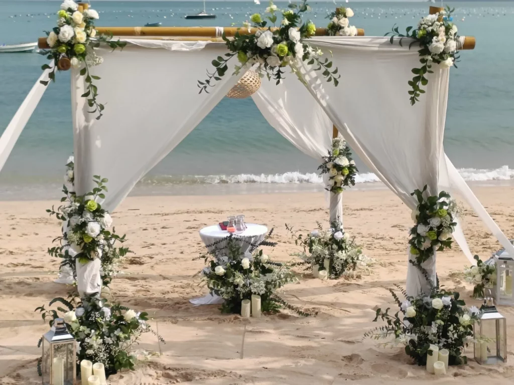 arche de mariage en vois voile blanc et fleurie