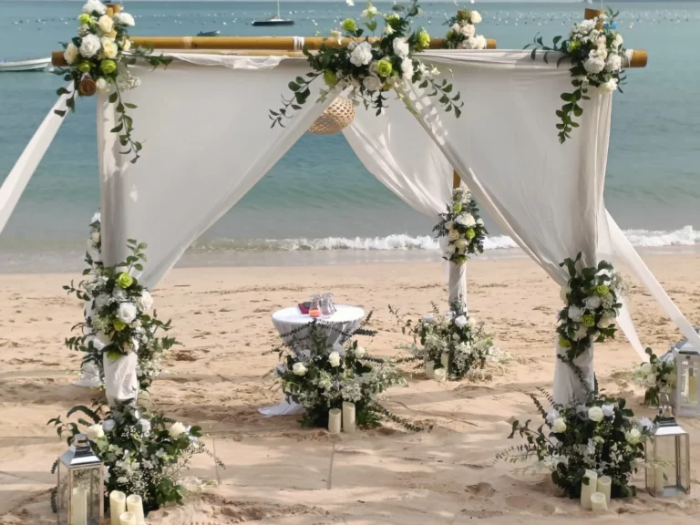 arche de mariage en vois voile blanc et fleurie
